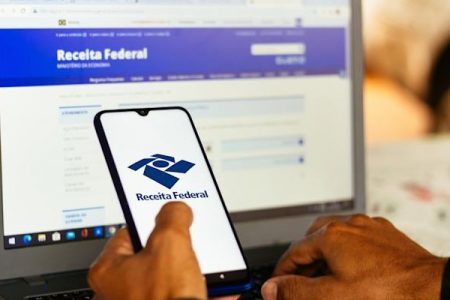 Tela de celular mostra aplicativo da Receita Federal imposto de renda -Metrópoles