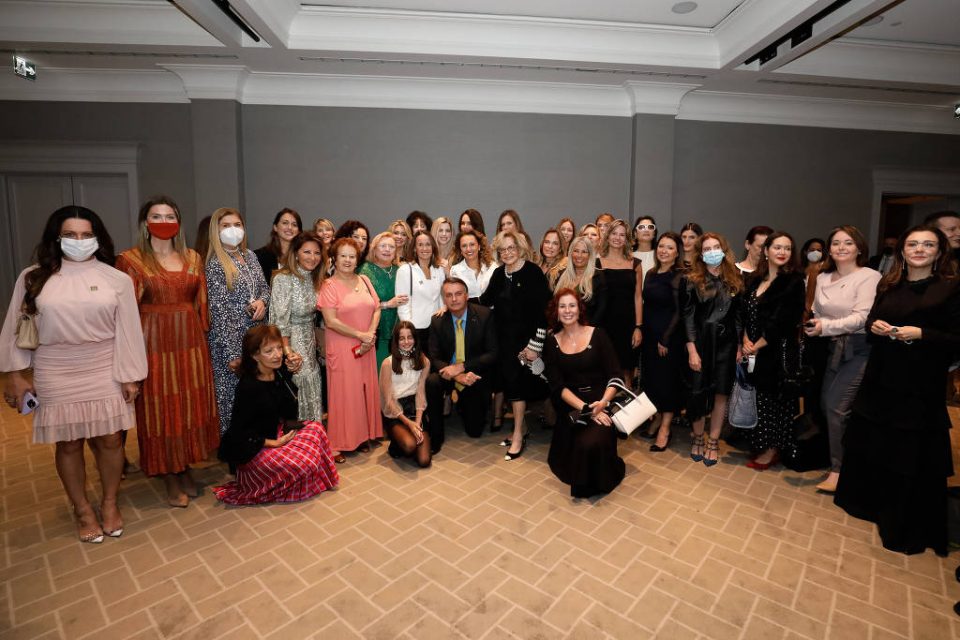 Jair Bolsonaro tira foto com empresárias após almoço organizado pelo Grupo Voto, em abril de 2021