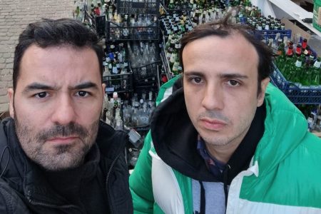 Arthur do Val, o Mamãe Falei, e Renan Santos, do MBL, fazem coquetéis molotov para ajudar na guerra da Ucrânia - Metrópoles