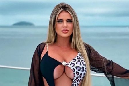 Denise posa para foto em piscina com biquini preto-Metrópoles