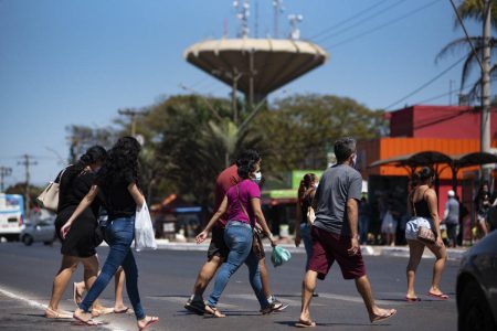 mulheres caminham na rua em ceilandia brasil brasilia