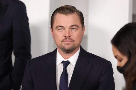 O ator Leonardo Di Caprio, forografado em evento, doou dinheiro para a Ucrânia durante a invasão russa. Ele está de frente, usa terno e é loiro - Metrópoles