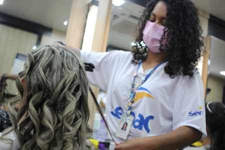 cabelereira com camisa do senac
