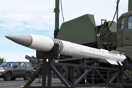 Míssil "Patriot" perto de veículo militar. Os Estados Unidos enviaram unidades do artefato para a Polônia após guerra na Ucrânia - Metrópoles