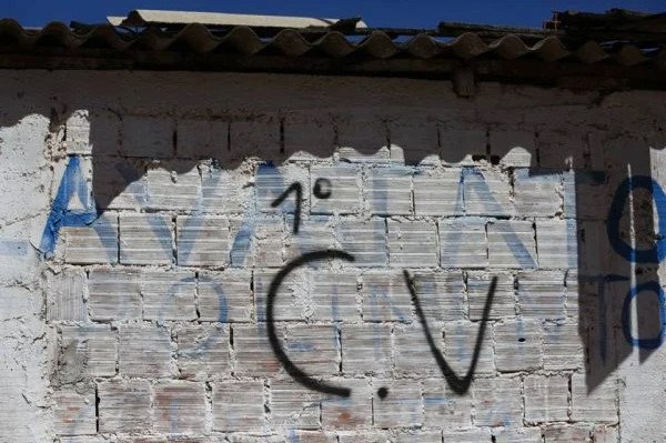 Comando Vermelho Parede pinchada com a sigla da facção comando vermelho - Metrópoles