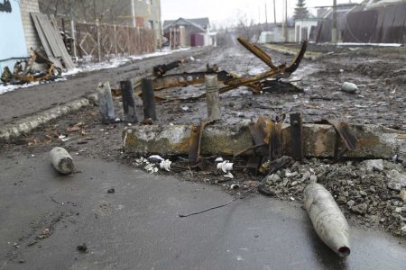 Escombros pela rua após ataque russo na região separatista de Donetsk, Ucrânia - Metrópoles