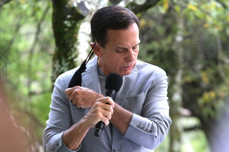 governador doria durante coletiva e desobriga máscaras em sãp paulo SP