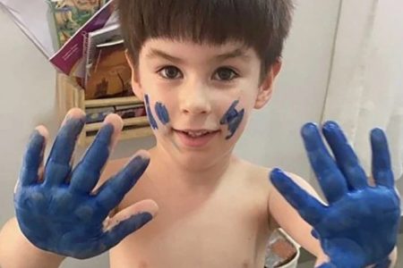 Henry Borel com as mãos sujas de tinta azul – metrópoles