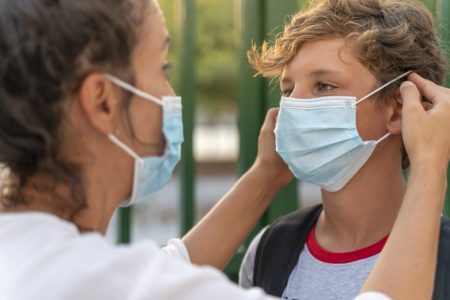 Criança na escola de máscara