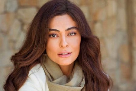 Foto colorida de Juliana Paes com um cachecol verde - Metrópoles
