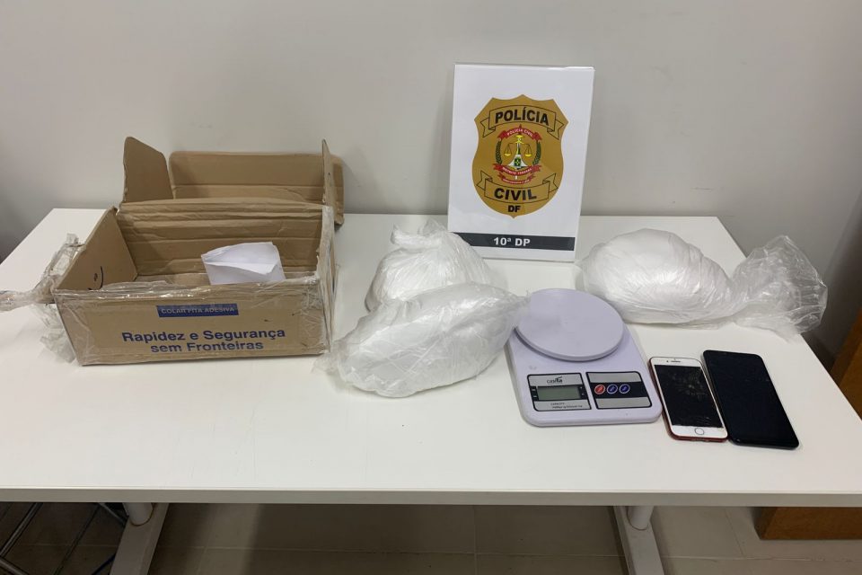 Pacotes de drogas e balança de precisão