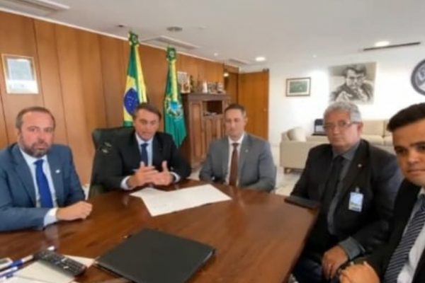 Parlamentares com Jair Bolsonaro, e, sanção de projeto de lei