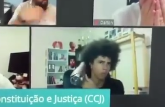 Vereador de Curitiba aparece secando o cabelo durante sessão da Câmara