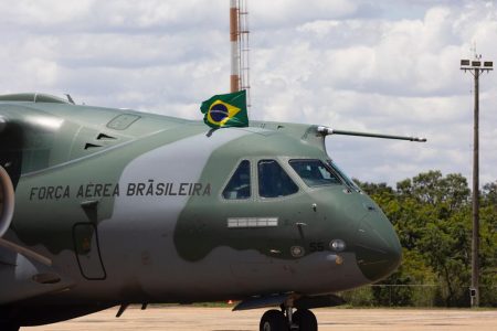 Aeronave da FAB que trouxe resgatados da guerra da Ucrânia, vindos da Polônia, aparece decorado com a bandeira do Brasil em base aérea de Brasília- Metrópoles