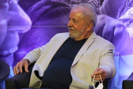 O ex-presidente Luiz Inácio Lula da Silva (PT), participa nesta manhã de quinta-feira,10, no hotel Nobile Downtown, da reunião “Mulheres com Lula para reconstruir o Brasil”, organizada pela Secretaria Nacional de Mulheres do PT e pela presidente do partido, deputada Gleisi Hoffmann (PT). Foto: Fábio Vieira/Metrópoles