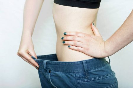 Mulher com calça jeans folgada