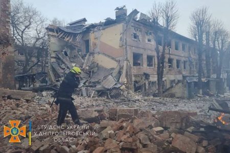 Resultado de bombardeio russo em Dnipro, na Ucrânia, em 11 de março