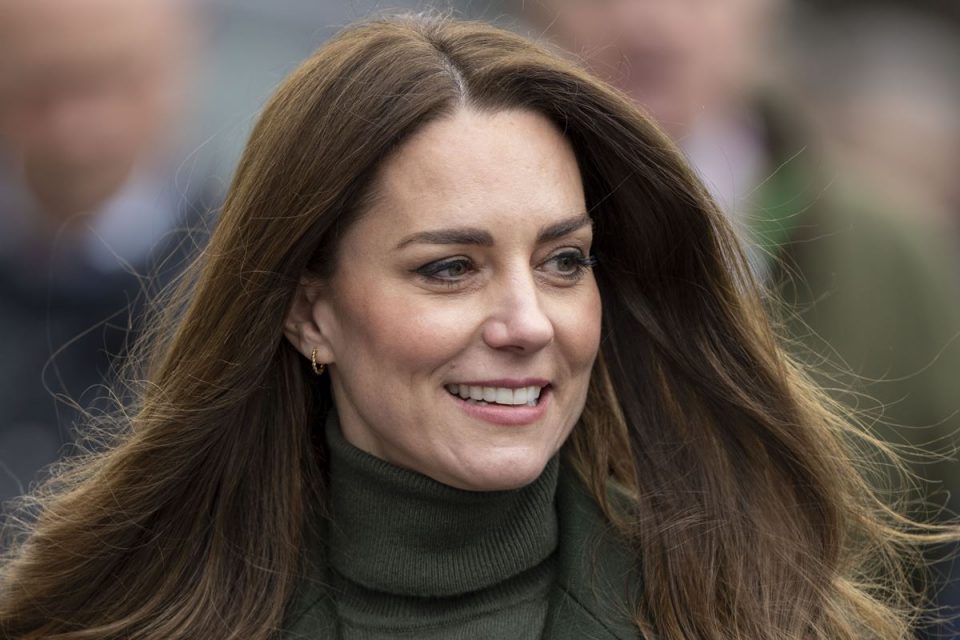 Foto colorida. Kate Middleton com os cabelos ao vento