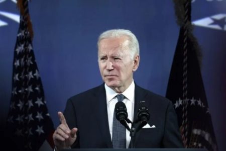 Joe Biden, presidente dos Estados Unidos. Ele usa terno escuro e camiseta clara. Ele tem cabelos brancos- Metrópoles