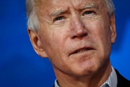Joe Biden, presidente dos Estados Unidos. Ele usa terno escuro e camiseta clara. Ele tem cabelos brancos- Metrópoles