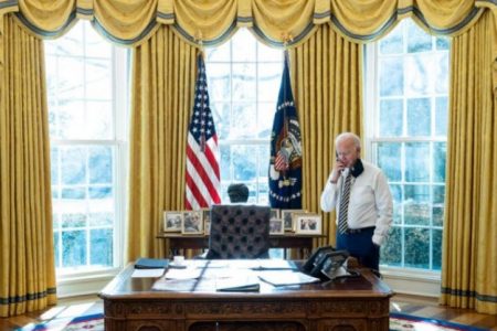 Joe Biden, presidente dos Estados Unidos. Ele usa camiseta clara e tem cabelos brancos- Metrópoles