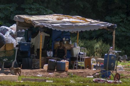 Moradores de rua constroem barracos ao longo das vias publicas de brasília
