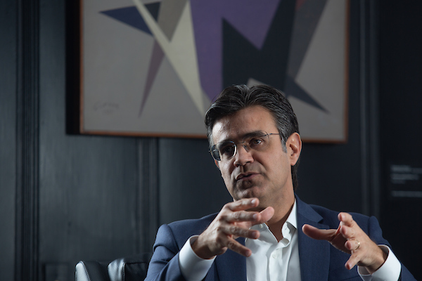 O vice-governador e pré-candidato ao governo de São Paulo, Rodrigo Garcia. Ele fala e gesticula, usando terno - Metrópoles