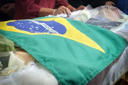 Bandeira em cima de um caixão