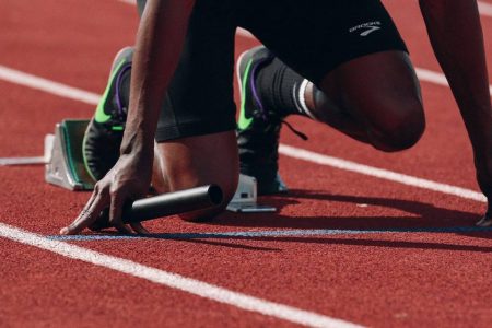 Corredor na linha de largada de uma prova de atletismo