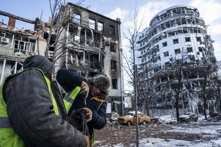 destruição após bombardeios e mísseis russos em curso em Kharkiv, Ucrânia