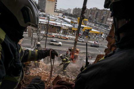 socorristas são vistos limpando um prédio recentemente destruído por foguetes russos em Kharkiv, Ucrânia