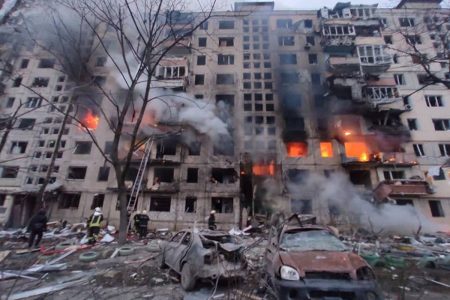 Bombeiros tentam resgatar civis de prédio em chamas na capital ucraniana, Kiev, após bombardeio russo - Metrópoles