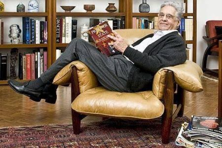 FHC em poltrona lendo livro