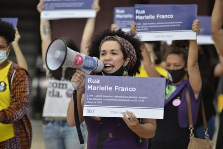 Manifestantes levantam placas em homenagem à Marielle e gritam palavras de ordem. O ato em Brasília pede por justiça no caso do assassinato da vereadora fluminense Marielle Franco (PSOL), que já faz quatro anos - Metrópoles