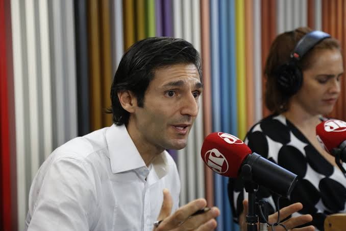 O ativista Tomé Abduch fala ao microfone durante participação em um programa do Grupo Jovem Pan