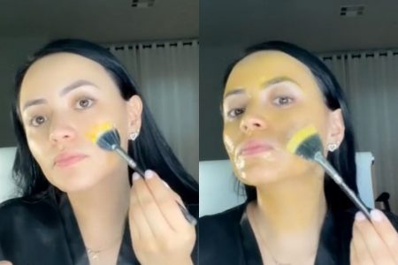 influenciadora fazendo skincare