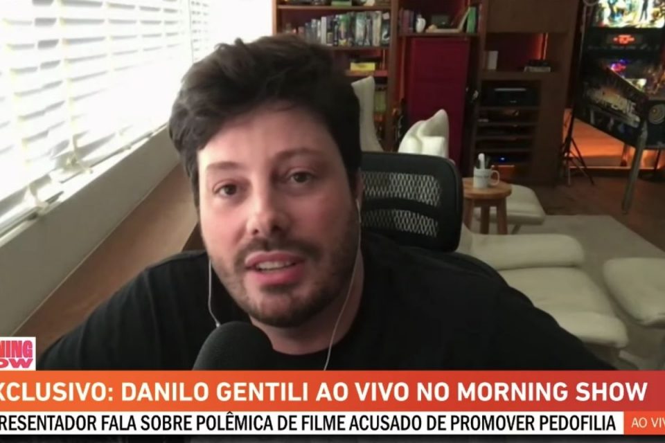 Danilo Gentili em entrevista ao programa da Rádio Jovem Pan, Morning Show, fala sobre polêmica de filme acusado de promover a pedofilia - Metrópoles