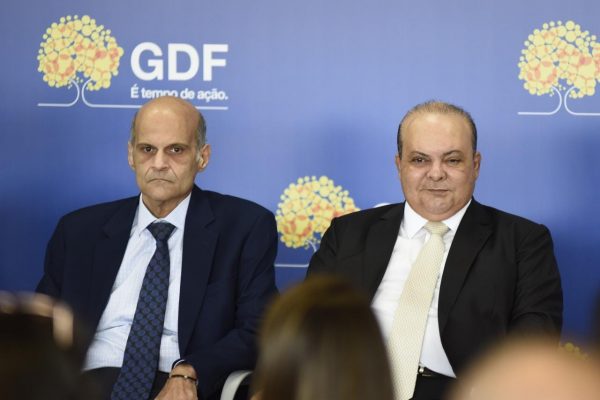 O governador do DF, Ibaneis Rocha (MDB) e o vice-governador Paco Britto em cerimônia no Buriti para assinatura de proposta de recomposição salarial a forças de segurança - Metrópoles