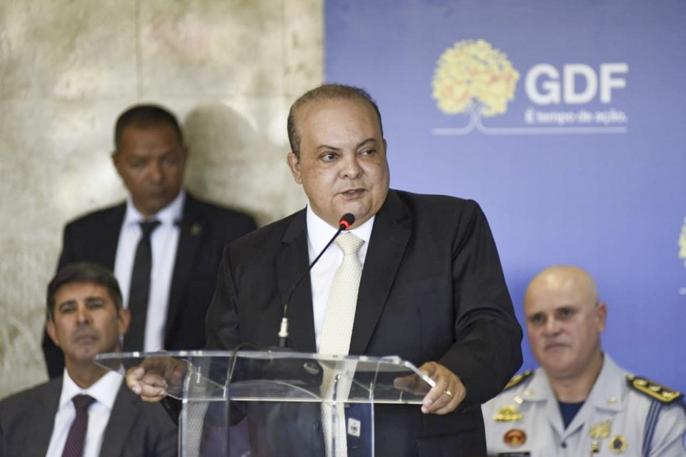 O governador do DF, Ibaneis Rocha (MDB) em cerimônia no Buriti para assinatura de proposta de recomposição salarial a forças de segurança. Ele discursa num pulpito - Metrópoles