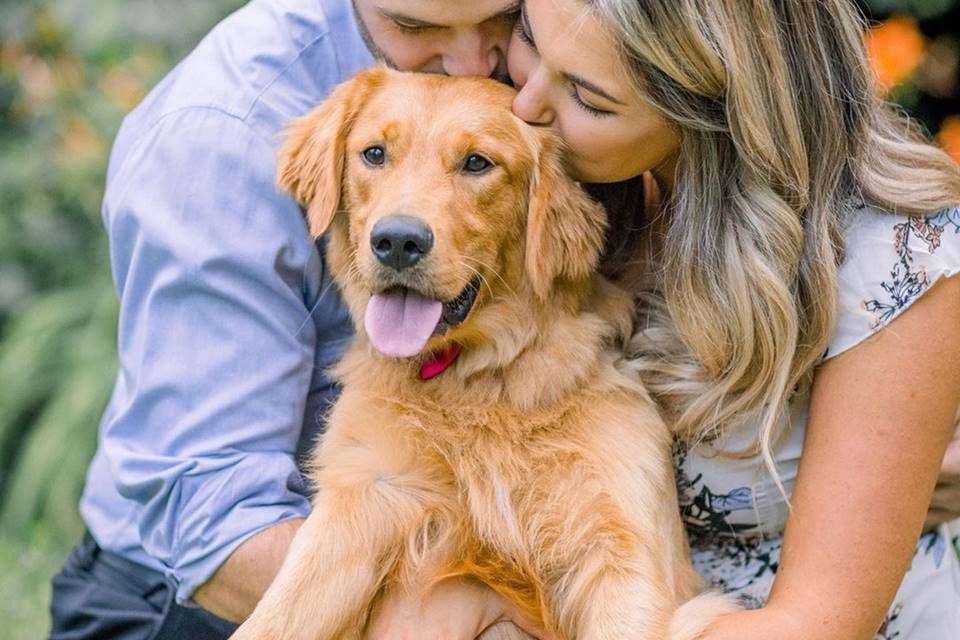 foto de casal beijando cachorro