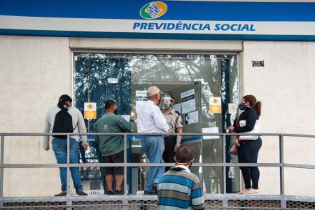 Imagem colorida mostra fila em frente a agência do INSS, que presta serviço para aposentados - Metrópoles