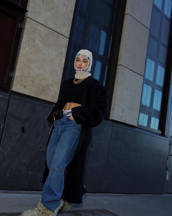 Na imagem com cor, a influenciadora Malu Borges posa em Nova York usando uma balaclava