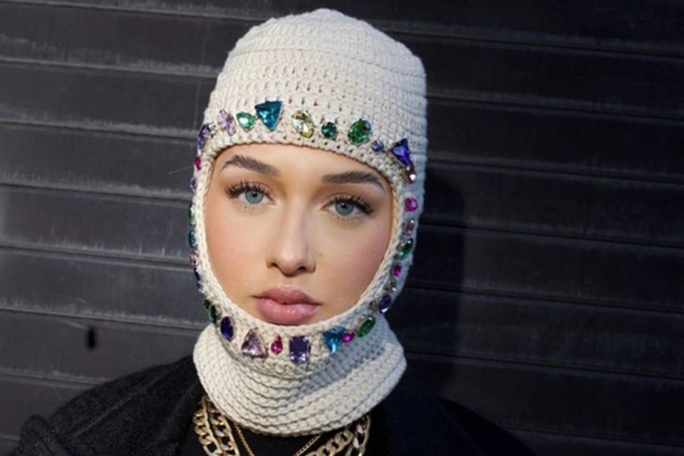 Na imagem com cor, a influenciadora Malu Borges posa com a balaclava fruto da sua parceria com a marca Crocê