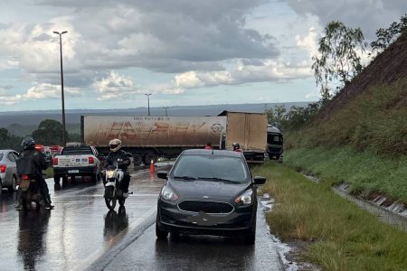 foto de um carro parado na pista e um caminhão atravessado na via em Brasília