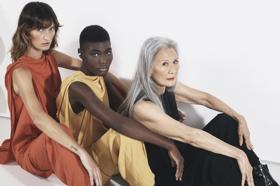Três mulheres em editorial de moda