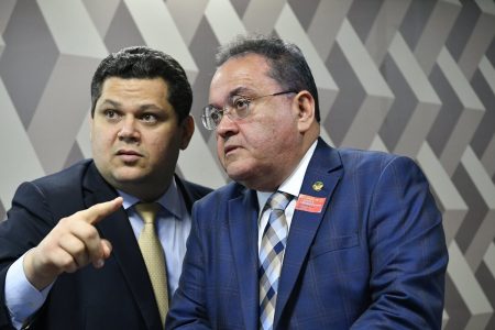 Senador Davi Alcolumbre, presidente da CCJ, e senador Roberto Rocha, relator da Reforma Tributária na Comissão de Constituição e Justiça no Senado - Metrópoles