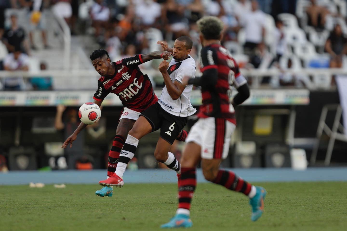 Flamengo e Vasco se enfrentando em partida pelo Campeonato Carioca no dia 6 de março de 2022 - Metrópoles