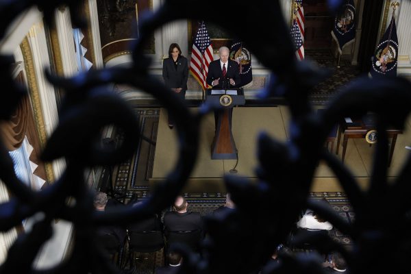 Através de mezanino na Casa Branca se vê Joe Biden, presidente dos Estados Unidos, ao lado de sua vice, Kamala Harris - Metrópoles