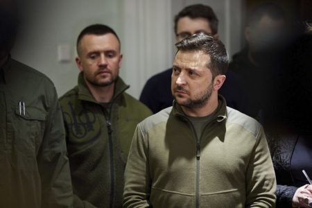 Presidente ucraniano, Volodymir Zelensky, em meio à autoridades do governo e primeiros-ministros tcheco e polonês. Ele olha para o lado e usa traje esportivo em cor militar - Metrópoles