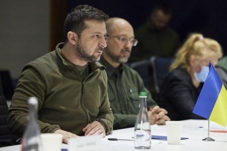 Presidente ucraniano, Volodymir Zelensky, em meio à autoridades do governo e primeiros-ministros tcheco e polonês. Ele está sentado e usa traje esportivo em cor militar - Metrópoles